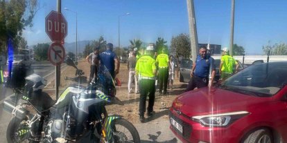 Otomobil aydınlatma direğine çarptı: 2 yaralı