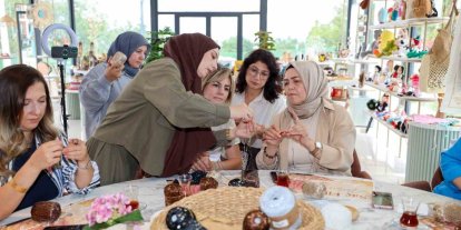 Başiskele’de kadınlar en trend aksesuarı üretiyor