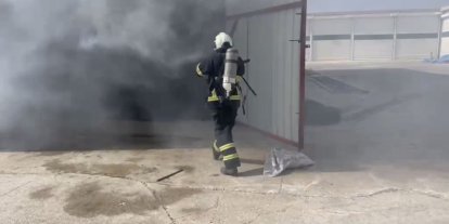 Mardin’de bir depoda çıkan yangında iş makinesi yandı