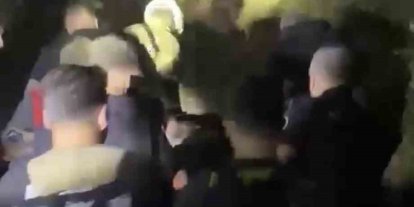 Patikadan yamaca düşerek mahsur kalan bir kişi, itfaiye tarafından kurtarıldı