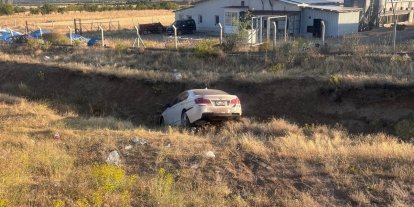 Erzincan’da otomobil yoldan çıktı: 3’ü çocuk 6 yaralı