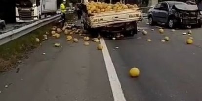 Kavun yüklü kamyonet ile otomobil çarpıştı: 3 yaralı