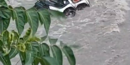 Ankara’da şiddetli sağanak: Sel suları motosikletleri sürükledi