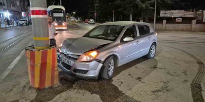 Kontrolden çıkan otomobil tramvay hattının direğine çarptı: 1 yaralı