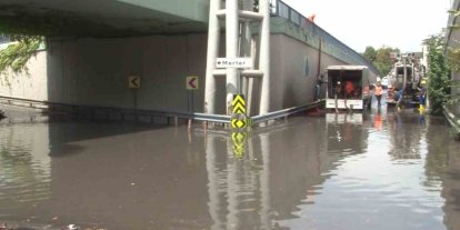 Güngören’de sağanak alt geçidi göle çevirdi: Yol trafiğe kapatıldı