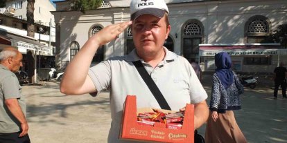 Burhaniye’de Polis şapkalı seyyar satıcı ilgi odağı oldu