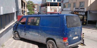 Kaldırım üstüne park eden araç yayaların tepkilerine neden oluyor