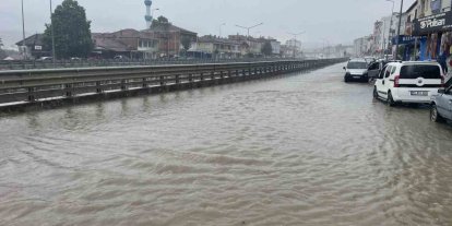 Kavak’ta sağanak yağış etkili oldu: Yollar göle döndü