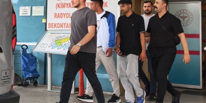 Tekme tokat dövdükleri gencin kolyesini çalıp kaçtılar