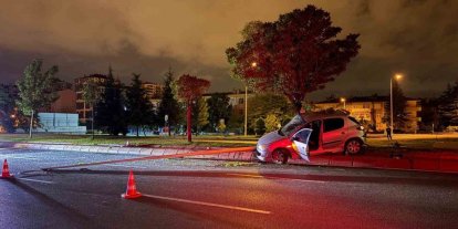 Direksiyon hakimiyetini kaybeden alkollü sürücü aydınlatma direğini devirdi