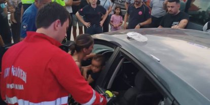 Araçta kilitli kalan çocuk camın kırılmasıyla kurtarıldı