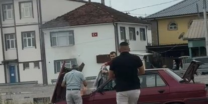 Dumanların yükseldiği otomobile duyarlı sürücü müdahale etti