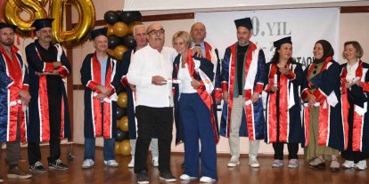 40 yıl sonra aynı sırada aynı heyecanla buluştular