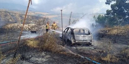 Bahçede başlayan yangında otomobil ve sera kullanılmaz hale geldi