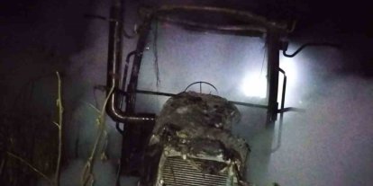 Gönen’de tarlada yanan traktör kullanılamaz hale geldi