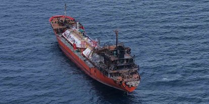 Karadeniz’de dron saldırılarında hasar alan bir gemi daha Trabzon’a geldi