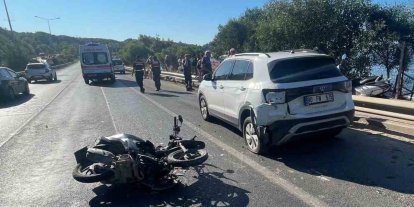 Alanya’da park halindeki otomobile çarpan motosikletteki 2 kişi yaralandı