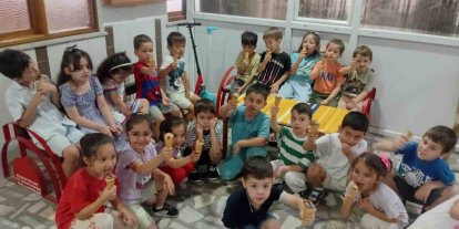 Yaz Kur’an kursundaki öğrencilere serinleten ikram
