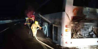 Otobüs seyir halinde alev aldı.