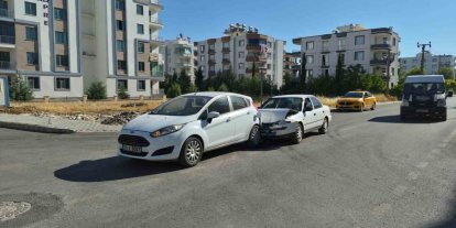 İki otomobil çarpıştı: 1 yaralı