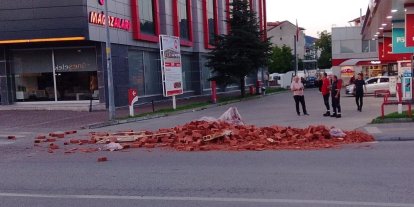 Çaycuma’da hareket halindeki tırdan yola tuğlalar saçıldı