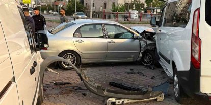 Kayseri’de otomobil park halindeki 2 araca çarptı
