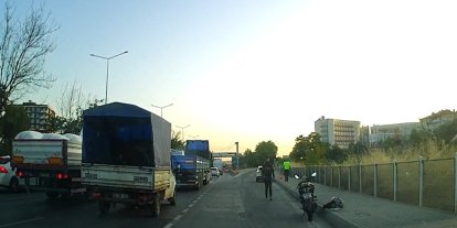 Motosikletten düşen kadın sürücü yaralandı