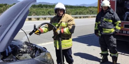 Erzin’de otomobilin motorundan alevler yükseldi