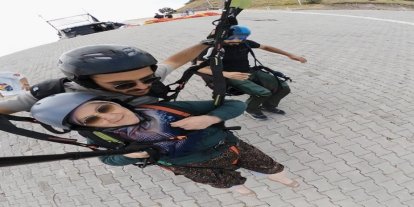 Türkan teyzenin paraşüt macerası güldürdü: "İnşallah tansiyonumu yükseltmez"
