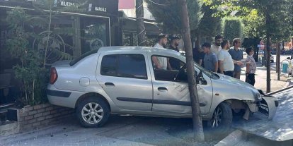 Kontrolden çıkan otomobil iş yerine daldı