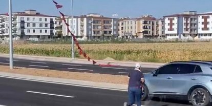 Batmanlı işçi yerdeki Türk bayrağını alıp, boyunun yettiği en yüksek noktaya astı