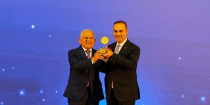 Başkan Büyükkılıç, Türkiye’de ilk olan RES projesiyle Bakan Kacır’ın elinden ödül aldı