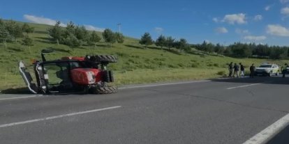 Karayolunda Traktör devrildi, sürücü hafif yaralandı