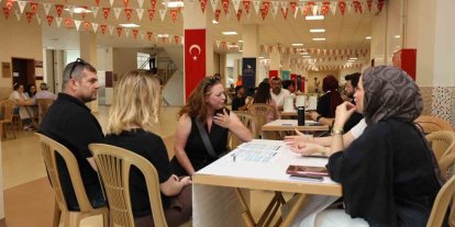 Öğrencilere yol göstermeye devam ediyor