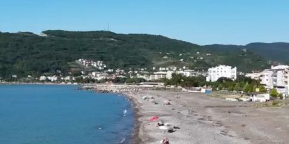 Cide’de selin ardından vatandaşlar sahillerde denize girmeye başladı