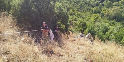Defne’de indiği uçurumdan çıkamayan vatandaşı itfaiye kurtardı