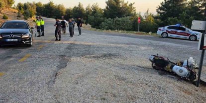 Motosiklet otomobile çarptı: 2 yaralı