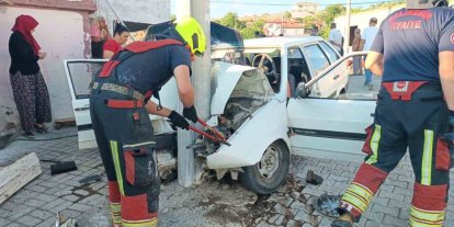 Balıkesir’de elektrik direğine çarpan araçta iki kişi yaralandı