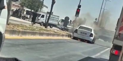 Seyir halindeki otomobil alev aldı