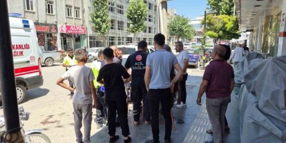 Panelvan araç ile motosiklet çarpıştı: Anne ve 2 çocuğu yaralandı
