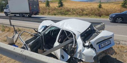 Çorum’da tırla çarpışan otomobil bariyerlere saplandı: 1 yaralı