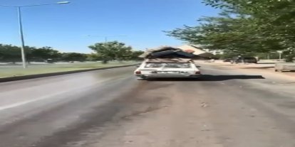 Aracının tavanına malzeme bağlayan sürücü, trafiği tehlikeye attı