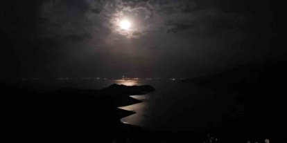 Bulutların arasından yükselen Geyik Dolunayı, Van Gölü ve Saint Thomas Kilisesi ile buluştu