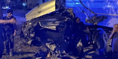 Ağaca çarpan otomobil ikiye bölündü, sürücü hafif sıyrıklarla kurtuldu