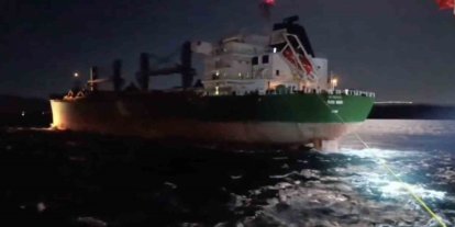 Çanakkale Boğazı’nda karaya oturan dökme yük gemisi yüzdürüldü