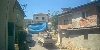 Rampayı çıkamayan briket yüklü tırın devrildiği anlar kamerada