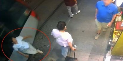Sirkeci’de tramvay kadına çarptı