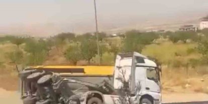 Siirt’te kum yüklü bir kamyon devrildi