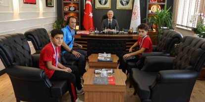 Muş’ta başarılı güreşçiler ödüllendirildi