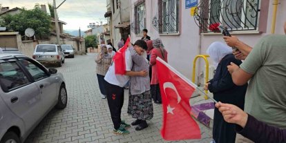 Dünya üçüncüsü milli güreşçi, baba ocağında coşkuyla karşılandı